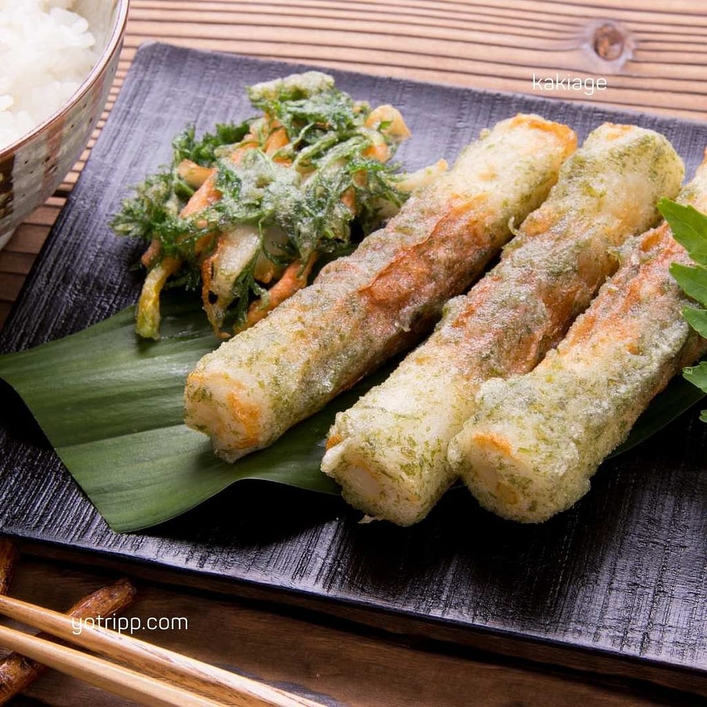 Freshly fried kakiage served on a banana leaf